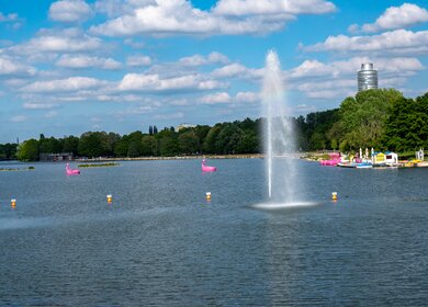 Woehrder See in Nuernberg im Sommer mit Wasserfontaene  | © Gettyimages.com/Animaflora