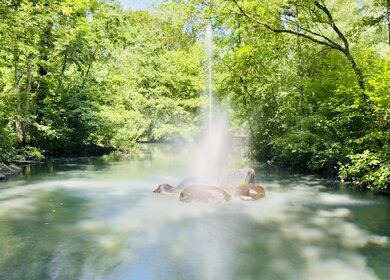 Wasserstelle mit Wasserfontaine in einer Langzeitbelichtungsaufnahme. | © Michelle Khan