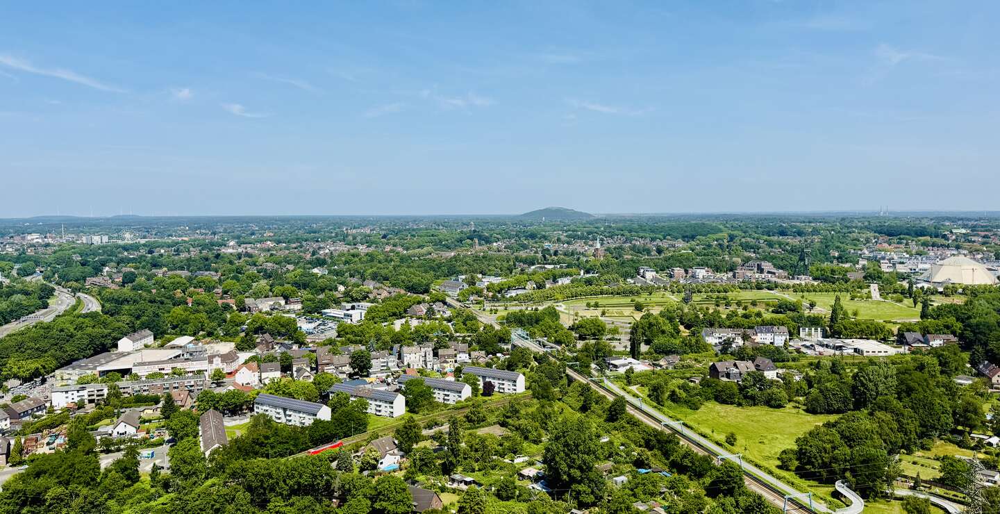 Ausblick vom Gasometer auf das Ruhrgebiet mit viel grüner Natur | © Michelle Khan
