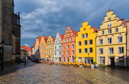 Blick auf den Marktplatz von Osnabrück mit seinen bunten, historischen Häusern nach einem Regenschauer | © GettyImages.com/Frolova Elena