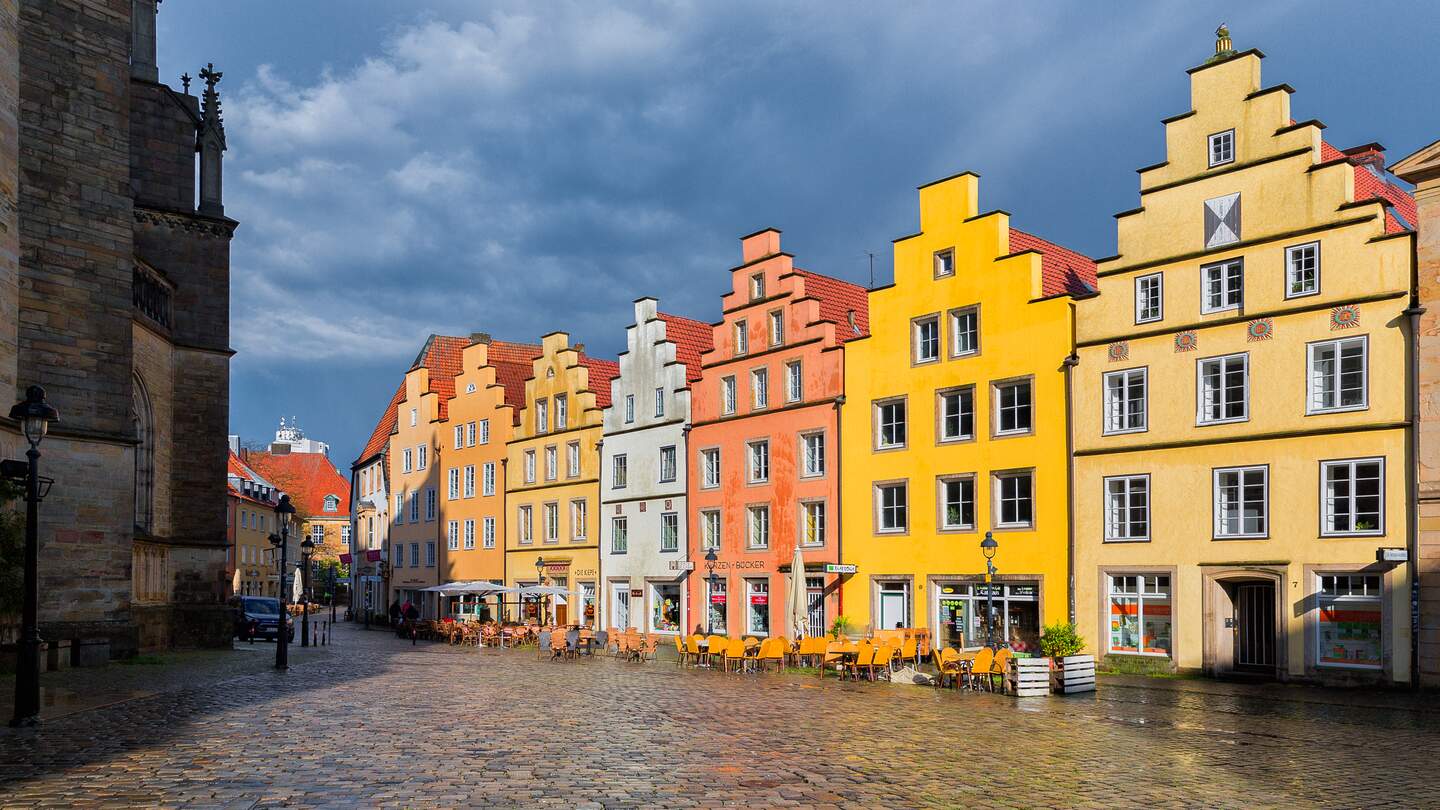Blick auf den Marktplatz von Osnabrück mit seinen bunten, historischen Häusern nach einem Regenschauer | © GettyImages.com/Frolova Elena