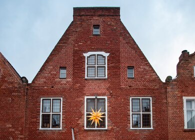 Haus mit Morgenstern davor haegend | © Andre Stiebitz