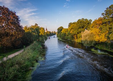Blick auf die Havel in Potsdam von der Bruecke im Sommer mit blauem Himmel | © Gettyimages.com/Danny Breuker
