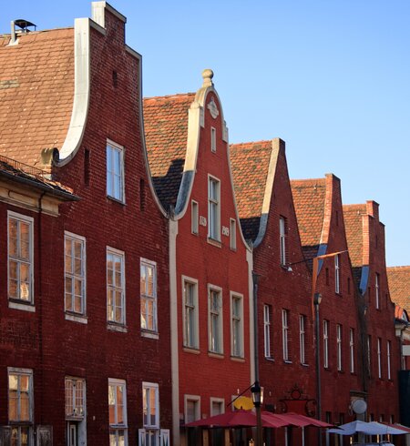 Haeuser in eine Reihe, hollaendische Viertel, Potsdam | © Gettyimages.com/WEKWEK