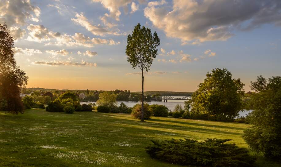 Sonnenuntergang am Schlosspark Potsdam-Babelsberg | © Gettyimages.com/ebenart
