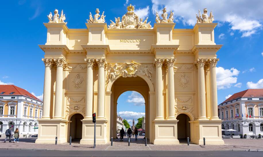 Das Brandenburger Tor in Potsdam, an einem sonnigen Tag | © Gettyimages.com/Vladislav Zolotov