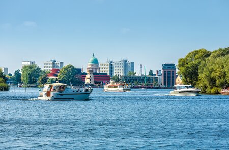 Blick auf Potsdam mit Schiffen auf den Fluss | © Gettyimages.com/querbeet