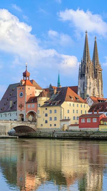 Blick von der Donau auf den Regensburger Dom und die Steinerne Bruecke in Regensburg, | © Gettyimage/klug-photo