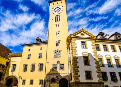 Aussenansicht des Alten Rathauses und des Turmes in der Altstadt der bayerischen Stadt Regensburg | © Gettyimages.com/FooTToo