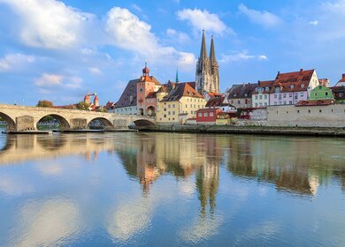 Blick von der Donau auf den Regensburger Dom und die Steinerne Bruecke in Regensburg, | © Gettyimage/klug-photo