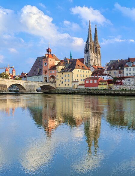Blick von der Donau auf den Regensburger Dom und die Steinerne Bruecke in Regensburg, | © Gettyimage/klug-photo