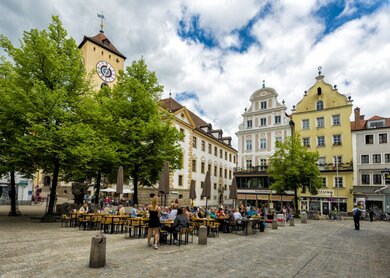 Altstadt von Regensburg mit Biergarten im Sommer mit bewoelktem Himmel | © Gettyimage/no_limit_pictures