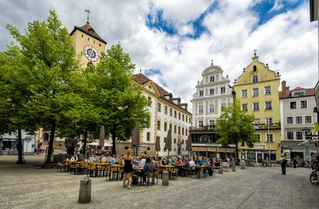 Altstadt von Regensburg mit Biergarten im Sommer mit bewoelktem Himmel | © Gettyimage/no_limit_pictures