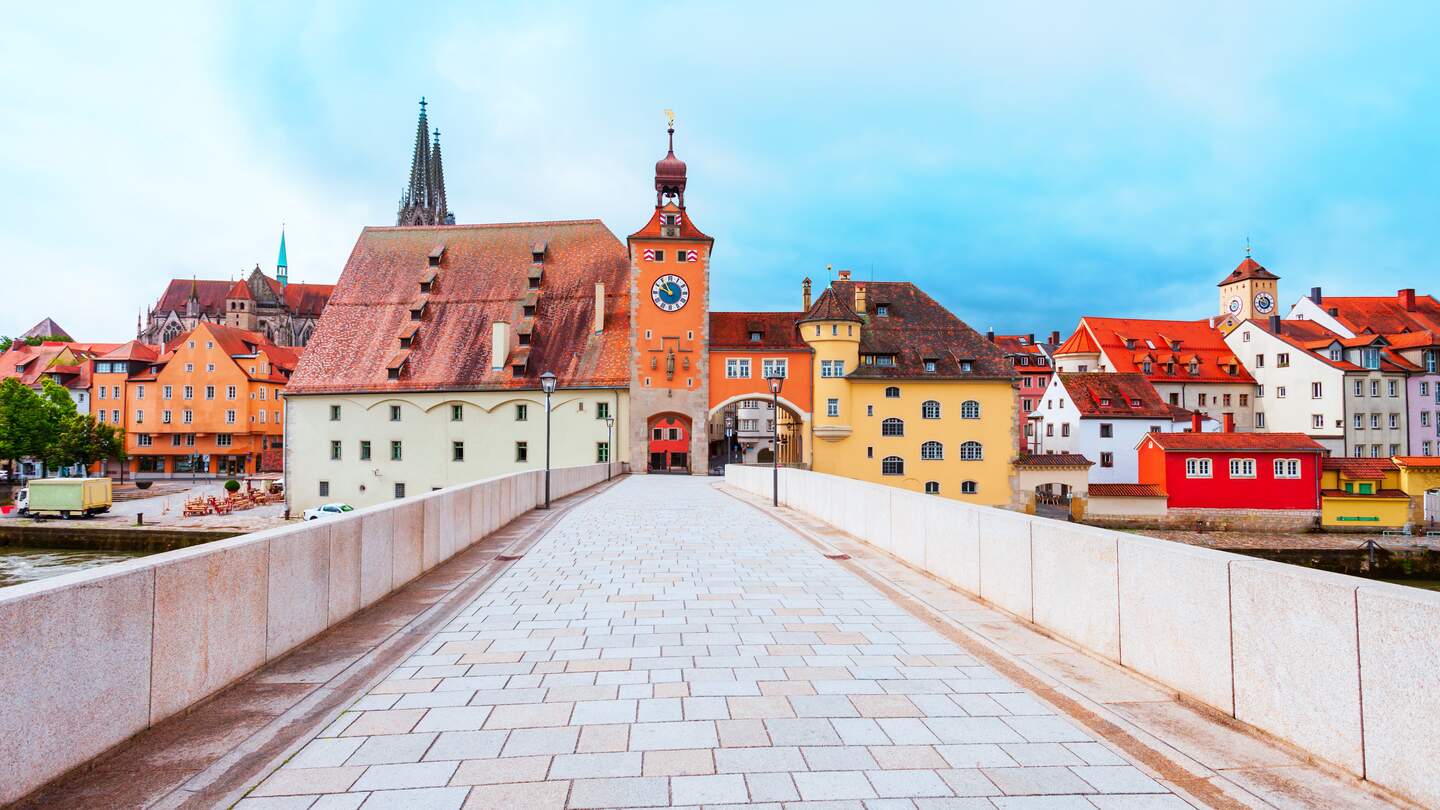 Steinerne Bruecke und altes Stadttor mit Brueckenturm in der Altstadt von Regensburg  | © Gettyimages.com/saiko3p