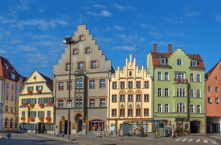 Bunte historische Haeuser am Arnulfplatz in Regensburg | © Gettyimages.com/Borisb17