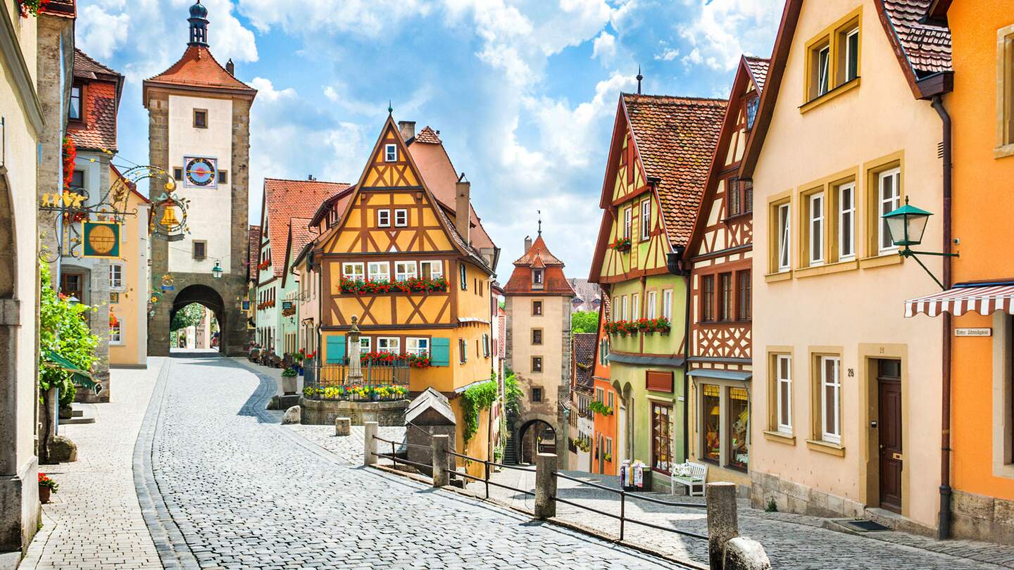Historische Altstadt von Rothenburg ob der Tauber mit bunten Häusern in der Rödergasse | © Gettyimages.com/JR Photography