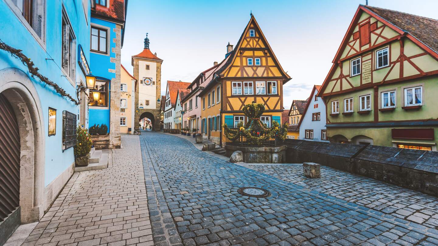 Historische Altstadt von Rothenburg ob der Tauber mit bunten Häusern in der Roedergasse | © Gettyimages.com/serts