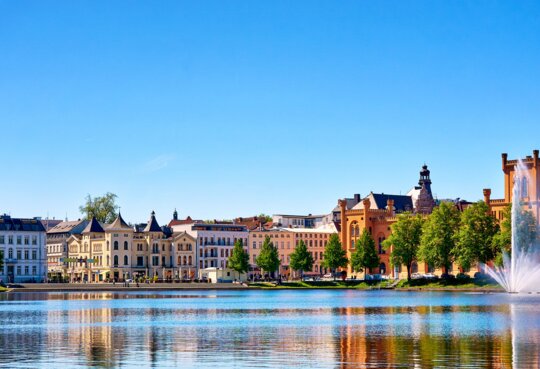 Pfaffenteich mit Blick auf die Altstadt in Schwerin | © Gettyimages.com/DR pics24