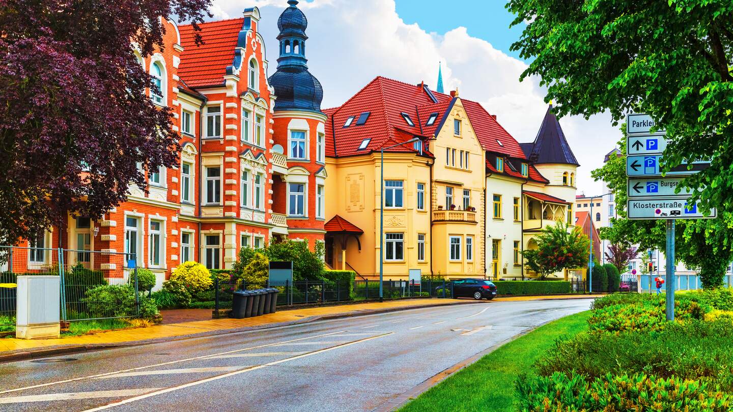 Altstadt mit bunten Haeusern in Schwerin | © Gettyimages.com/scanrail