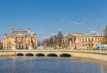 Panorama am Schweriner See mit Theater und Museum | © Gettyimages.com/venemama