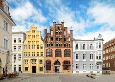 Historische Haeuser mit außergewöhnlicher Architektur am Marktplatz von Stralsund | © Gettyimages.com/anyaivanova