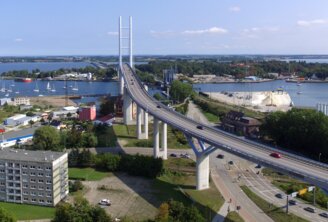 Luftaufnahme der Ruegedammbruecke von Stralsund zur Insel Ruegen  | © Gettyimages.com/Bestgreenscreen