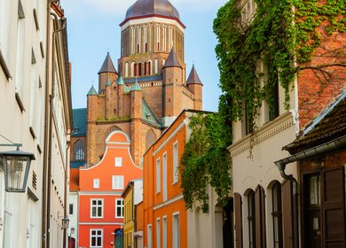 Stadtbild mit Kirche in der Altstadt von Stralsund | © Gettyimages.com/chris-mueller