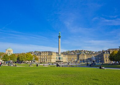 Menschen auf dem Schlossplatz und dem Neuen Schloss in Stuttgart in Deutschland. | © Gettyimages.com/thanyarat07