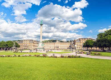 Innenstadt von Stuttgart. Auf dem zentralen Platz laufen Passanten an einem sonnigen Tag.  | © Gettyimages.com/querbeet