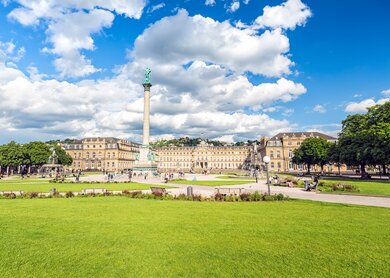 Innenstadt von Stuttgart. Auf dem zentralen Platz laufen Passanten an einem sonnigen Tag.  | © Gettyimages.com/querbeet