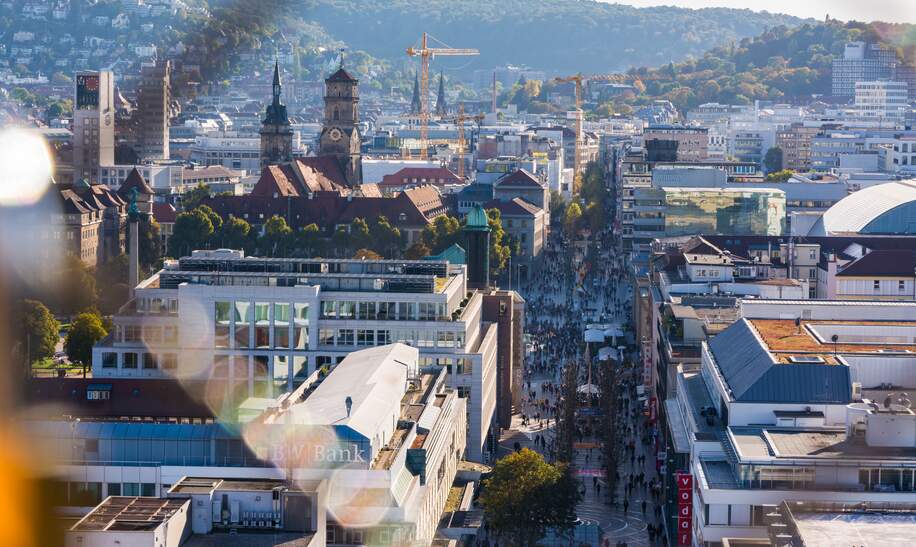 Menschen flanieren an einem sonnigen Tag auf der Koenigsstrasse in Stuttgart.  | © Gettyimages.com/HunterBliss