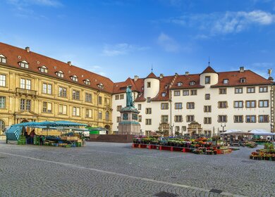 Blick auf den Schillerplatz im Zentrum von Stuttgart | © Gettyimages.com/Borisb17
