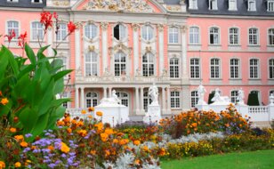 Prince-Waehler-Palast in Trier mit Blumen im Vordergrund | © Gettyimages.com/Knaupe