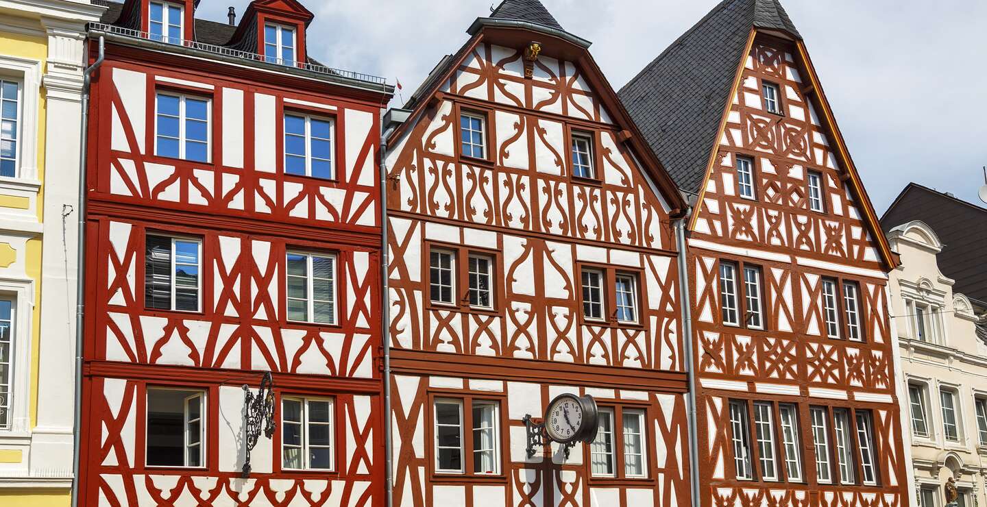 Fassaden von Fachwerkhaeusern der Altstadt in Trier mit bewoelktem Himmel | © Gettyimages.com/KarSol