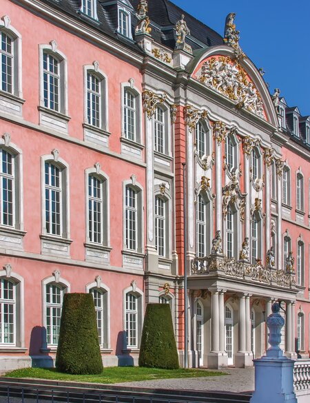 Das Kurfuerstliche Schloss in Trier, dass die Residenz der Trierer Erzbischoefe und Kurfuersten war | © Gettyimages.com/Borisb17