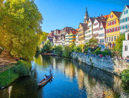 Gondel auf Fluss Neckar in Tuebingen im Herbst mit bunten Haeusern | © Pixabay.com/maxmann