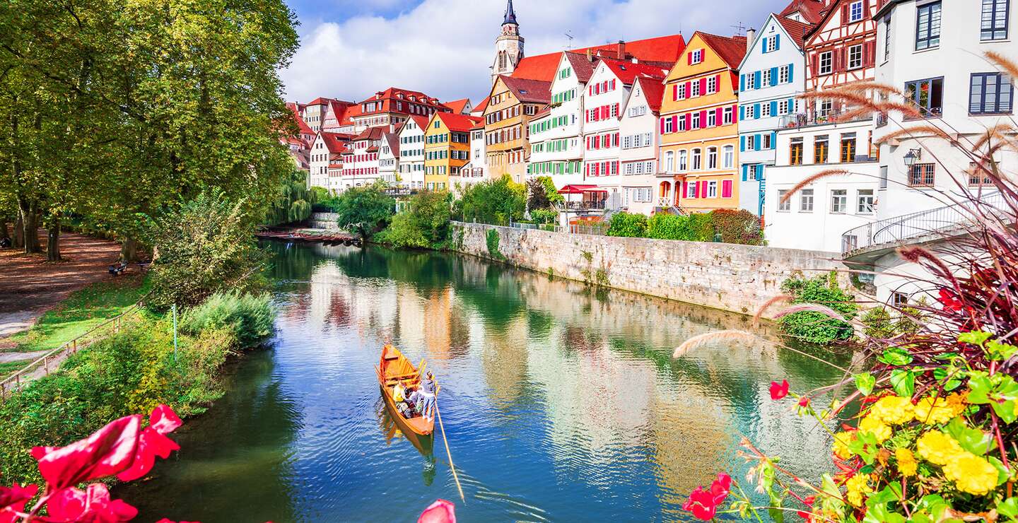 Gondel auf Fluss Neckar in Tuebingen mit Blumen im Vordergrund | © Gettyimages.com/cge2010