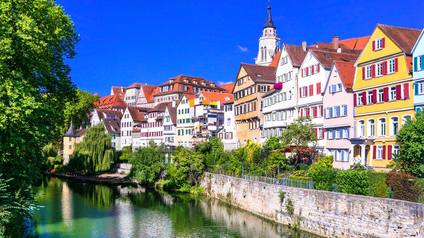 Flussufer der Altstadt Tuebingen | © Gettyimages.com/Freeartist