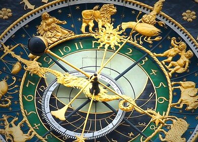 Nahaufnahme der astronomischen Uhr in Ulm mit goldenen Figuren | © Pixabay.com/Hermann Traub