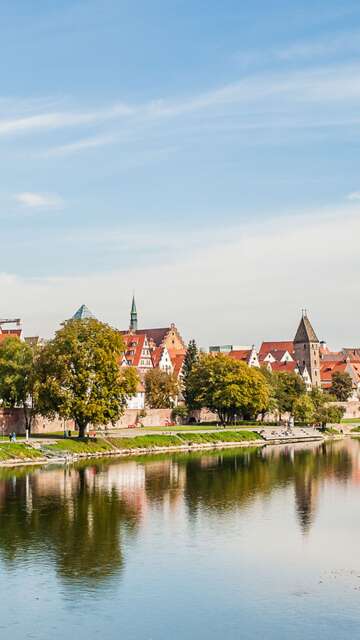 Panoramablick vom Stadtzentrum in Ulm mit Fluss Donau und Kirchturm | © Gettyimages.com/Stefanie Metzger