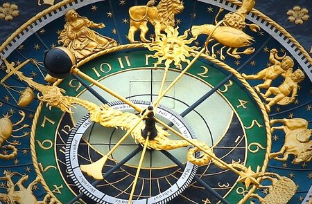 Nahaufnahme der astronomischen Uhr in Ulm mit goldenen Figuren | © Pixabay.com/Hermann Traub