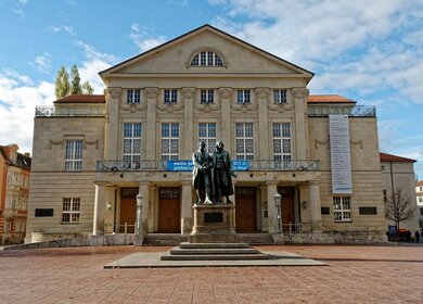 Frontalansicht auf das Goethe-Schiller-Denkmal vor dem Deutschen Nationaltheater und Staatskapelle in Weimar | © Pixabay.com/Bru-nO