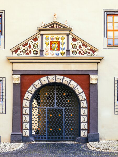 Verzierte Fassade und Tor der Herzogin Anna Amalia Bibliothek in Weimar | © Gettyimages.com/Meinzahn