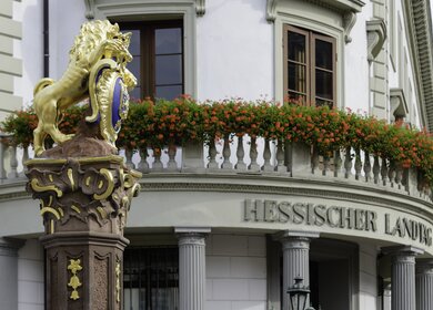 Blick auf hessischen Landtag mit goldener Loewen Statue mit Wappen | © Gettyimages.com/RiverNorthPhotography