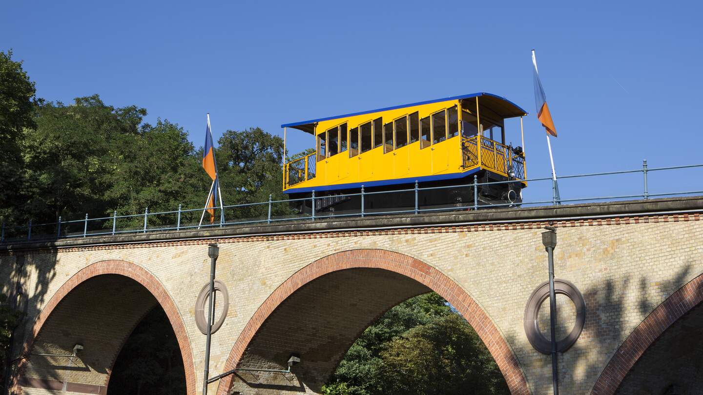 Den Neroberg in Wiesbaden kann man zu Fuss oder mit der Nerobergbahn erklimmen | © Gettyimages.com/ollo