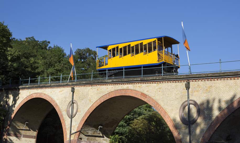 Den Neroberg in Wiesbaden kann man zu Fuss oder mit der Nerobergbahn erklimmen | © Gettyimages.com/ollo