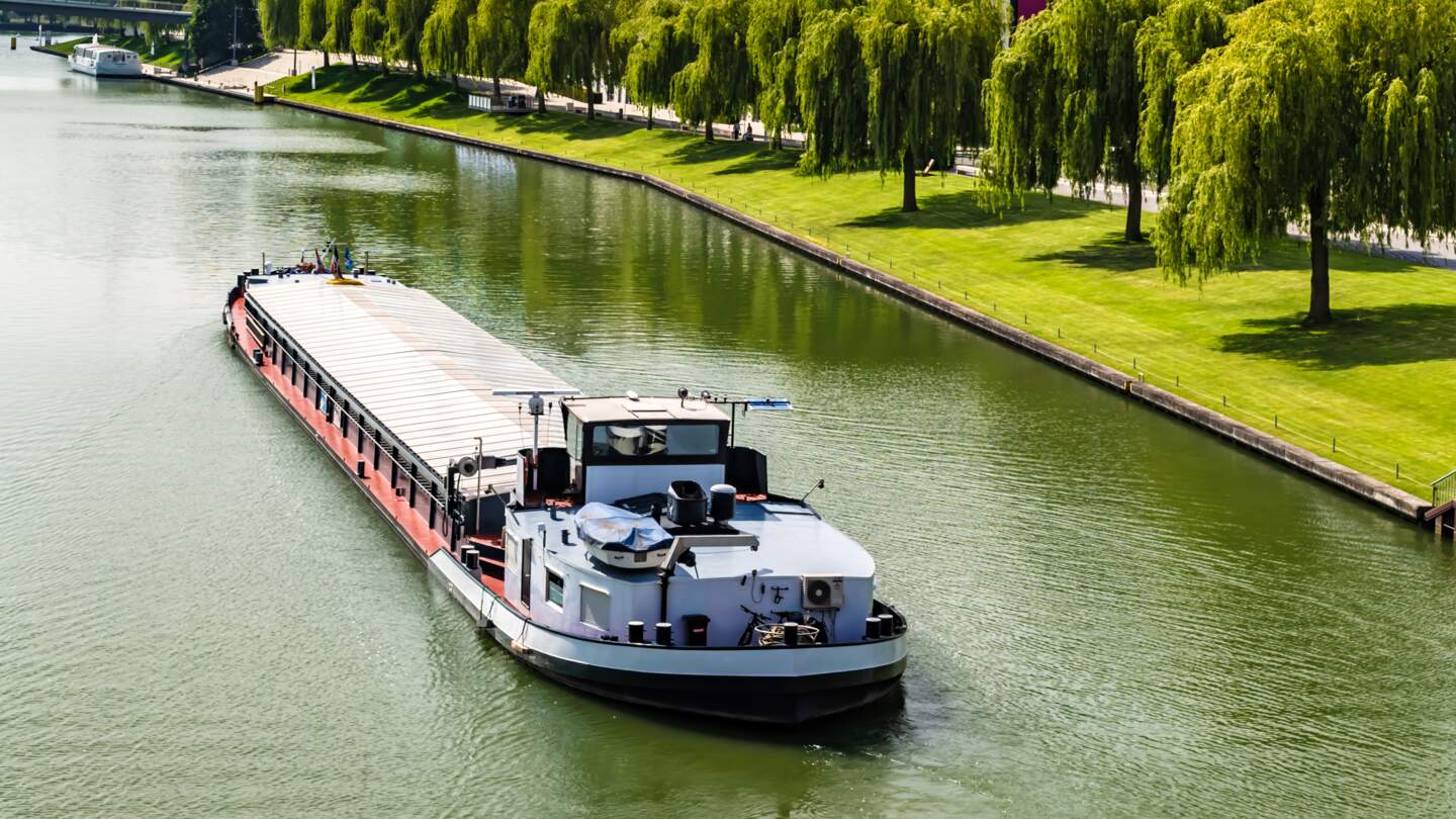 Schiff befährt den Kanal in Wolfsburg | © Gettyimages.com/querbeet