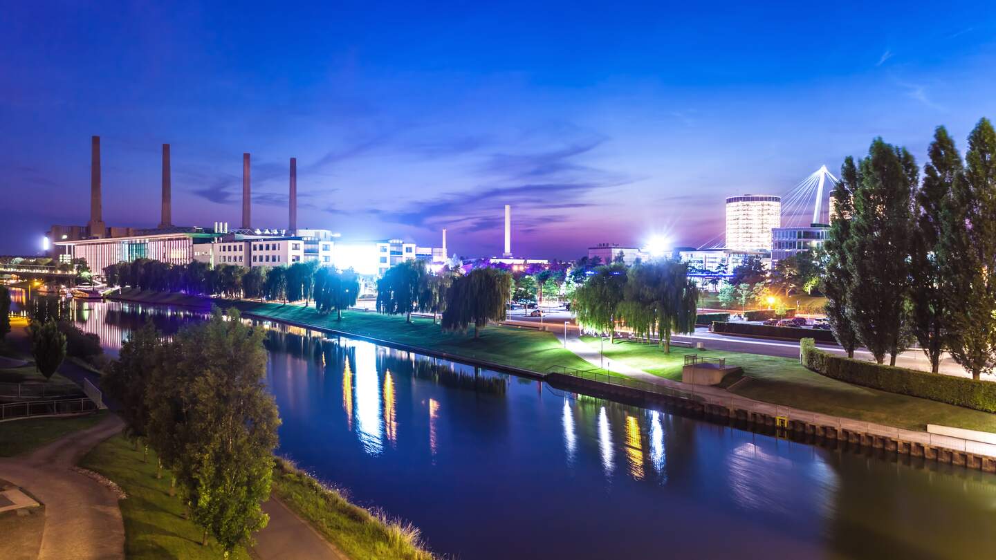 Skyline von Wolfsburg bei Nacht | © GettyImages.com/	querbeet