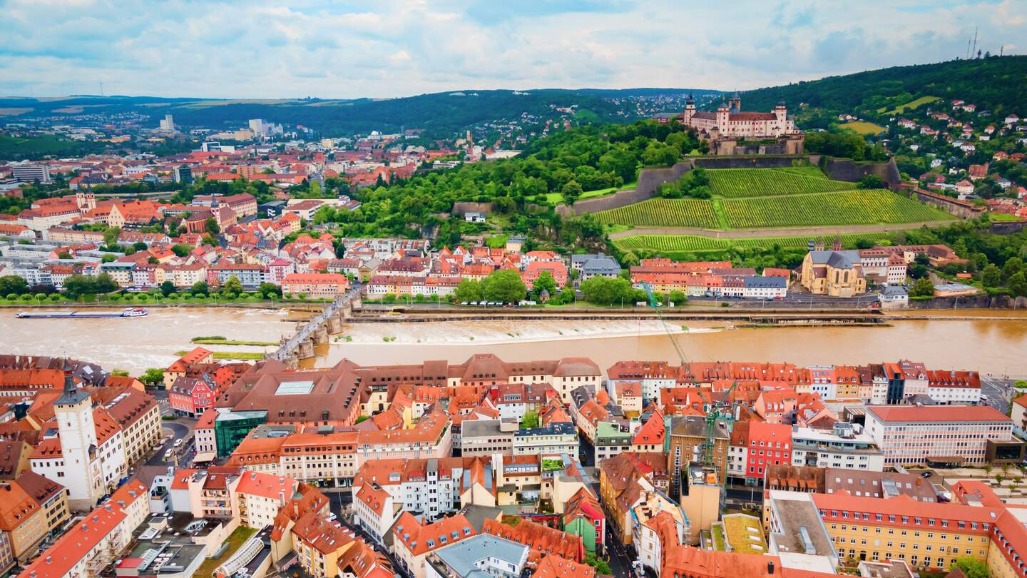 Der Main und Wuerzburgs Altstadt mit Schloss als Luftaufnahme | © Gettyimages.com/saiko3p