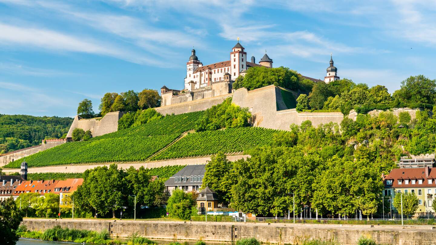 Blick hinauf zur Festung Marienberg in Wuerzburg bei gutem Wetter | © Gettyimages.com/Leonid Andronov